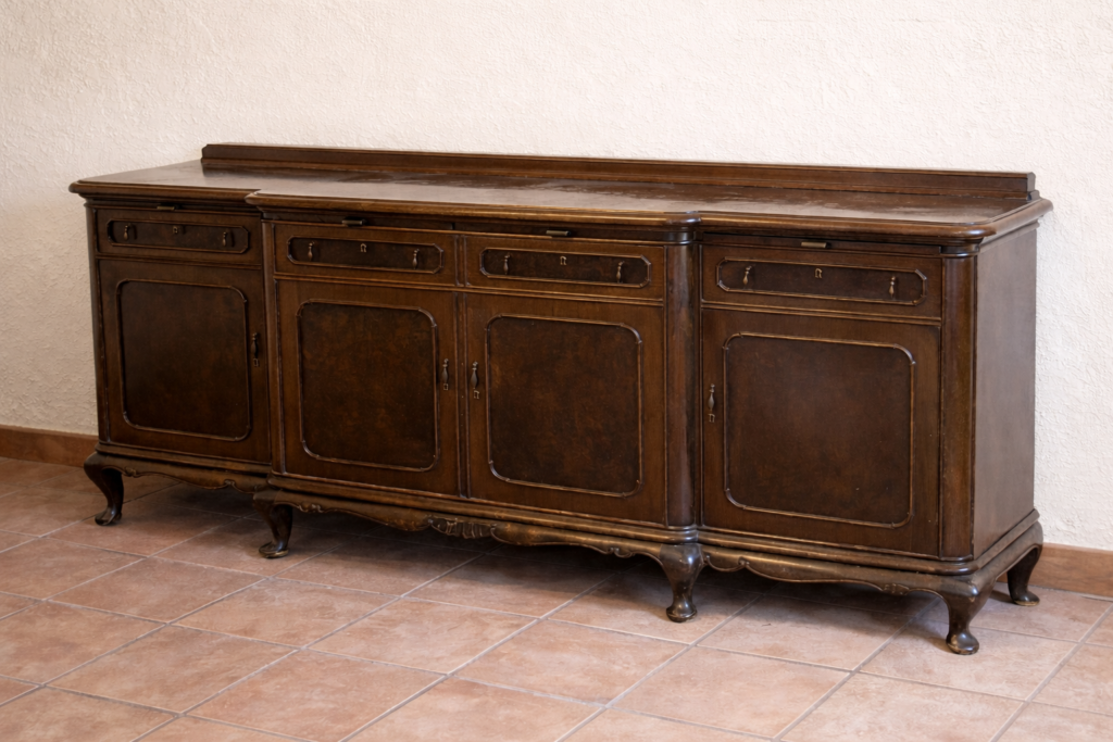 Chippendale Sideboard zur Aufarbeitung